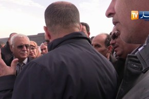 والي البيض يوبخ مسؤول بسبب تأخره في تسديد فواتير المقاولين