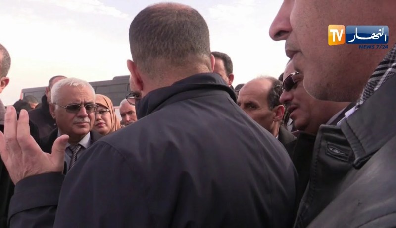 والي البيض يوبخ مسؤول بسبب تأخره في تسديد فواتير المقاولين