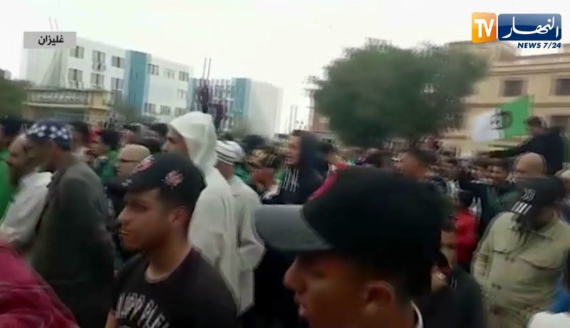 مسيرات شعبية للجمعة الـ 11 على التوالي مطالبة برحيل بقايا رموز النظام