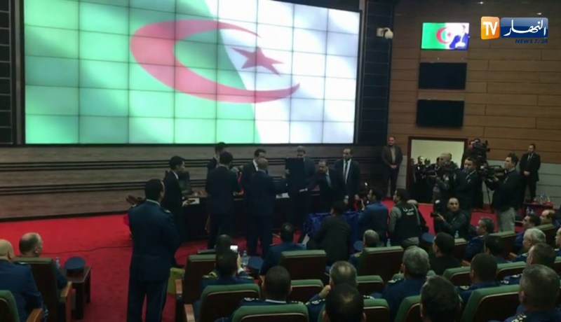 اللواء “عبد الغاني هامل” يسلّم “برنوس” لرئيس الأنتربول “مينغ هونغواي”