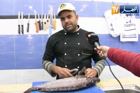 وهران: شباب يسترزق من مهنة تنظيف السمك للزبائن