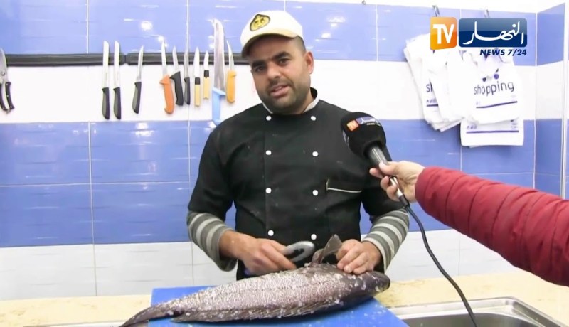 وهران: شباب يسترزق من مهنة تنظيف السمك للزبائن