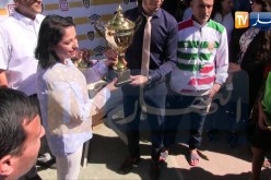 شاهد وزيرة البيئة زرواطي تداعب كرة القدم