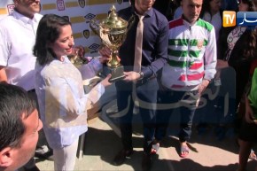 شاهد وزيرة البيئة زرواطي تداعب كرة القدم