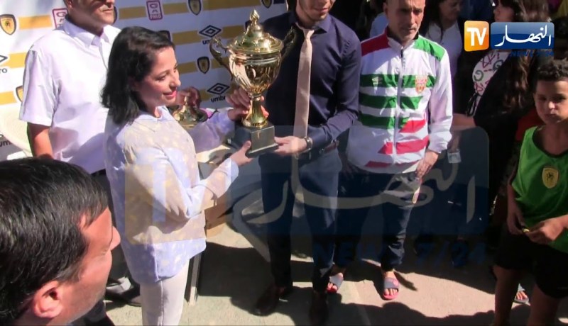 شاهد وزيرة البيئة زرواطي تداعب كرة القدم