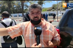 مواطن من المدية يبكي بحرقة في مقبرة العالية بعد دفن رفات الشهداء