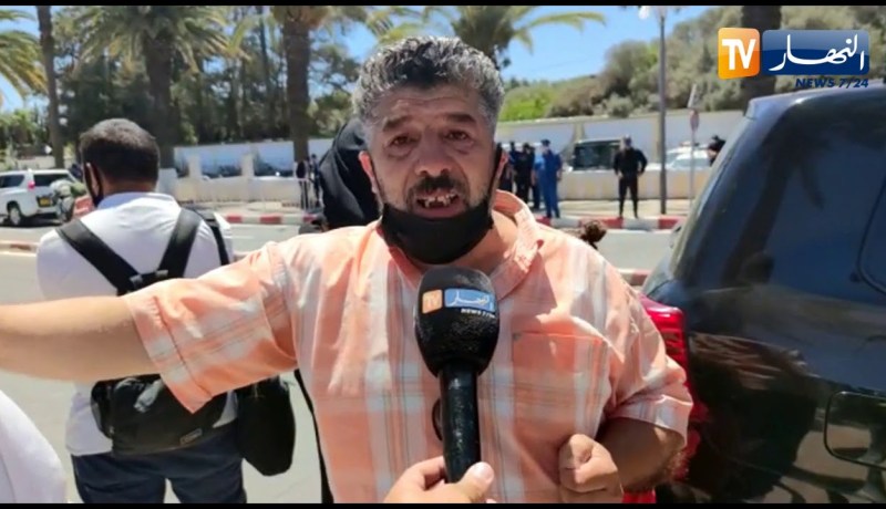 مواطن من المدية يبكي بحرقة في مقبرة العالية بعد دفن رفات الشهداء