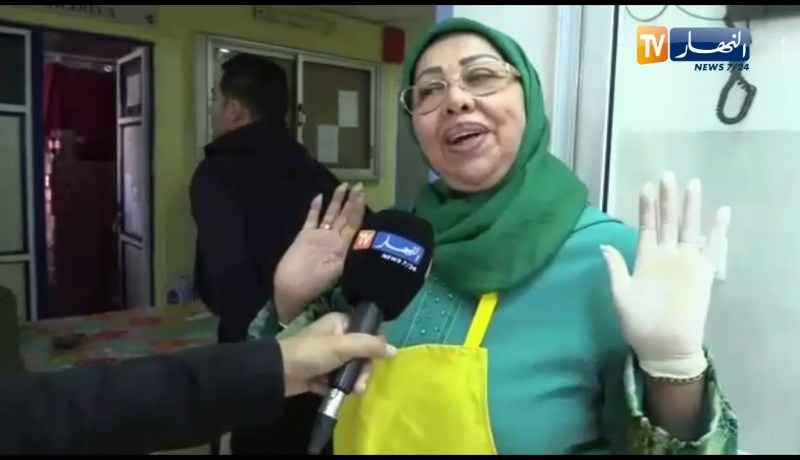 متطوعون يقدمون وجبات إفطار لمرضى السرطان ومرافقيهم بوهران