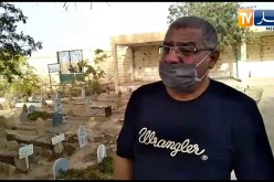 شاهد لحظة وصول الدكتور بن يوسف شتيح لقبر والدته بعد ما حط عشية اليوم بالاغواط