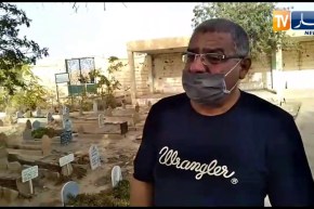 شاهد لحظة وصول الدكتور بن يوسف شتيح لقبر والدته بعد ما حط عشية اليوم بالاغواط