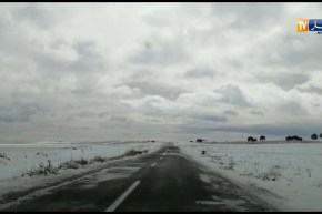 الطريق بين تاوريرة ومرحوم بسيدي بلعباس يكتسي حلة بيضاء