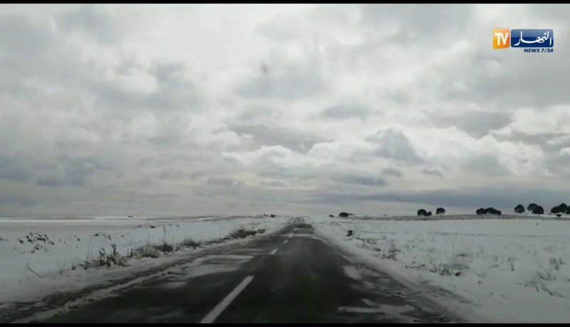 الطريق بين تاوريرة ومرحوم بسيدي بلعباس يكتسي حلة بيضاء