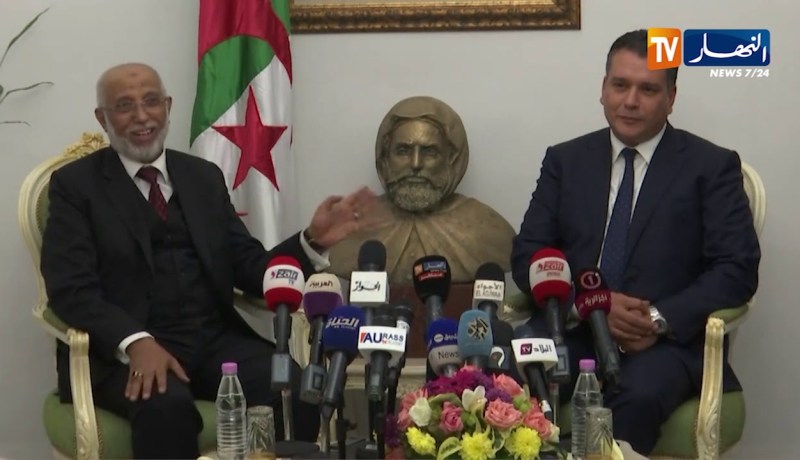 ندوة صحفية عقب لقاء معاذ بوشارب بعبد العزيز بلخادم بمقر الأفلان