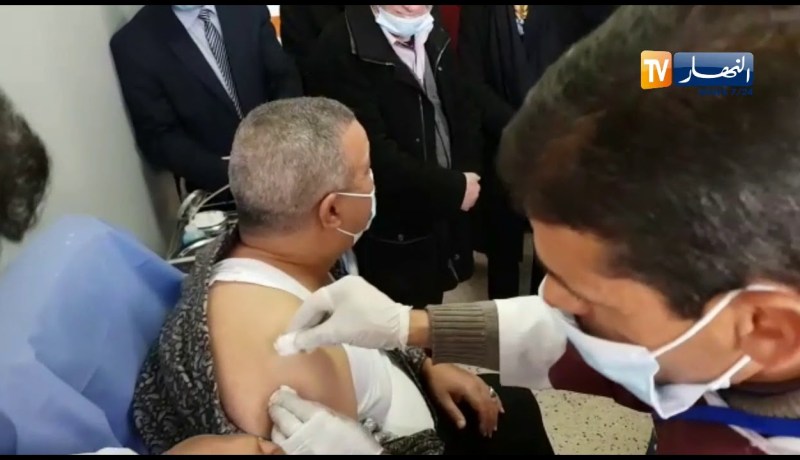 الشلف: مدير الصحة يتلقى لقاح كورونا بالعيادة متعدّدة الخدمات حي عروج