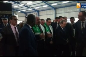 محمد عيسى في زيارة لمجسم الكعبة بقصر المعارض