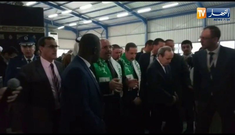 محمد عيسى في زيارة لمجسم الكعبة بقصر المعارض