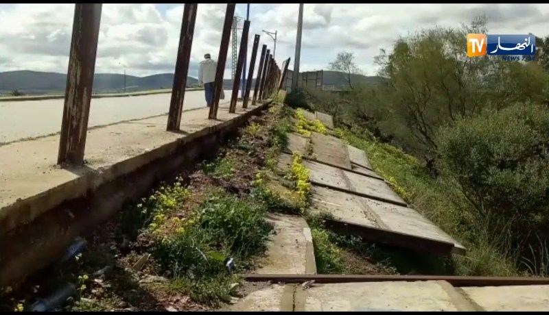 سكيكدة: إنهيار جزئي للسياج الإسمنتي لخط السكة الحديدية رمضان جمال _ عزابة