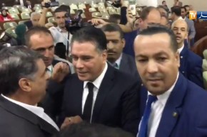 هكذا إستقبل نواب البرلمان “معاذ بوشارب” أثناء دخوله المجلس الشعبي الوطني
