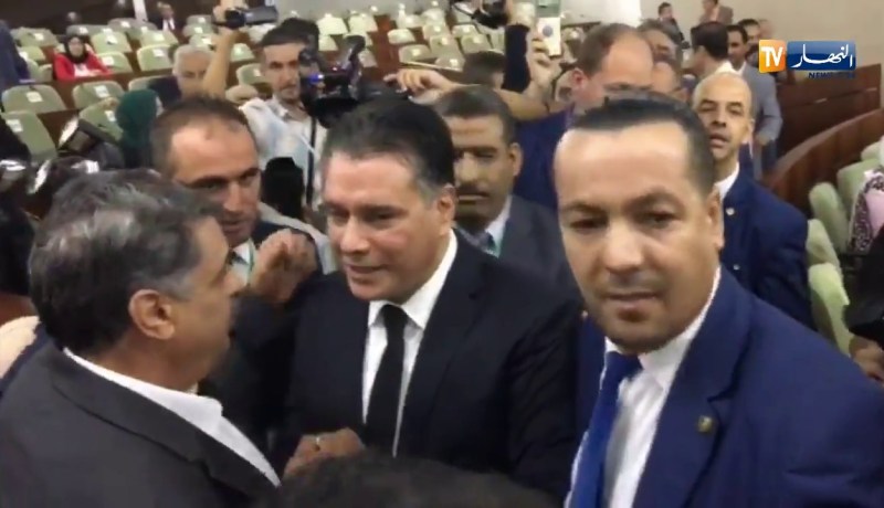 هكذا إستقبل نواب البرلمان “معاذ بوشارب” أثناء دخوله المجلس الشعبي الوطني