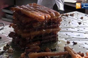 البليدة: إقبال كبير على محلات بيع الزلابية ببوفاريك