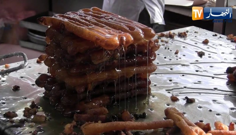 البليدة: إقبال كبير على محلات بيع الزلابية ببوفاريك