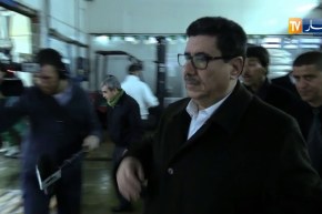 وزير الفلاحة “شريف عماري” في زيارة فجائية لمتابعة سير عملية توزيع الحليب المدعم