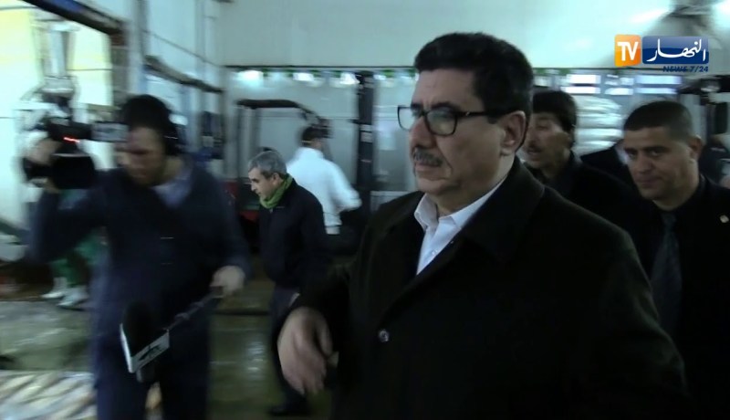 وزير الفلاحة “شريف عماري” في زيارة فجائية لمتابعة سير عملية توزيع الحليب المدعم