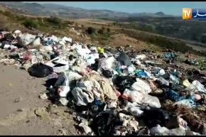 بجاية .. تحويل أرض فلاحية الى مفرغة على حافة الطريق ببلدية ذراع القايد