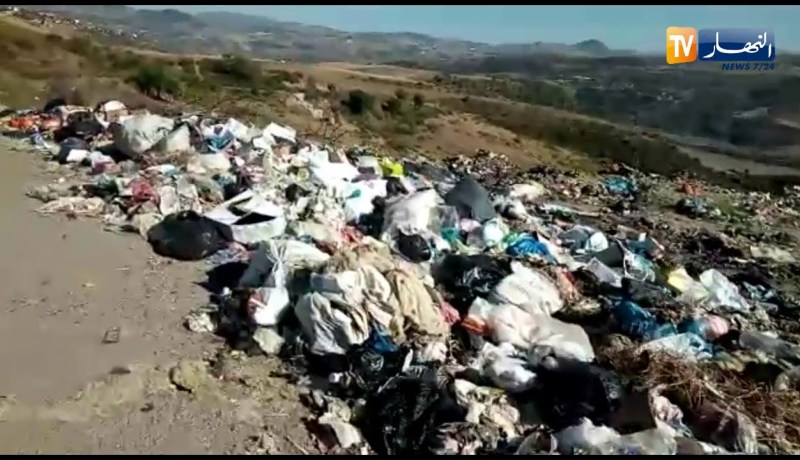 بجاية .. تحويل أرض فلاحية الى مفرغة على حافة الطريق ببلدية ذراع القايد