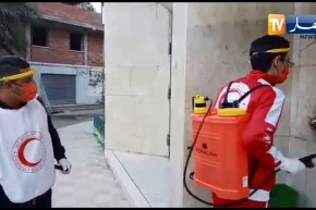 بجاية :شاهد متطوعون من الهلال الأحمر الجزائري لدرقينة يعقمون الشوارع و الأماكن العامة