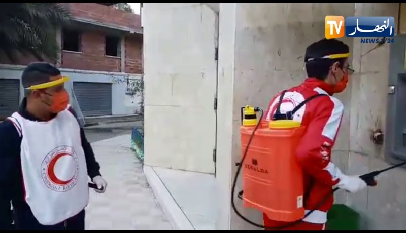 بجاية :شاهد متطوعون من الهلال الأحمر الجزائري لدرقينة يعقمون الشوارع و الأماكن العامة