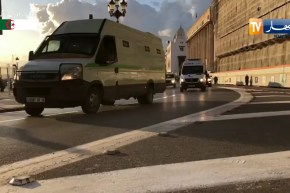 وصول مركبة المتهمين إلى محكمة سيدي أمحمد للنطق بالحكم في قضية تركيب السيارات