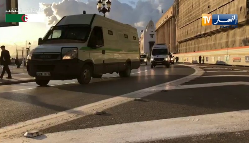 وصول مركبة المتهمين إلى محكمة سيدي أمحمد للنطق بالحكم في قضية تركيب السيارات