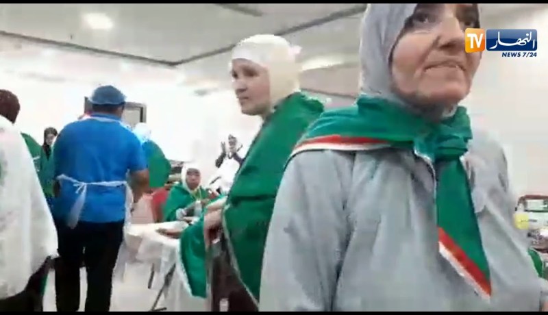 شاهد..أجواء وجبة الغذاء لحجاج الوكالات بالبقاع المقدسة