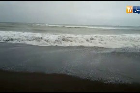 شاهد إرتفاع أمواج البحر إلى 8 أمتار ببجاية