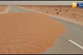 البيض: زحف الرمال يقطع الطريق الرابط بين قريتي برج لماي ومصباح بالخيثر