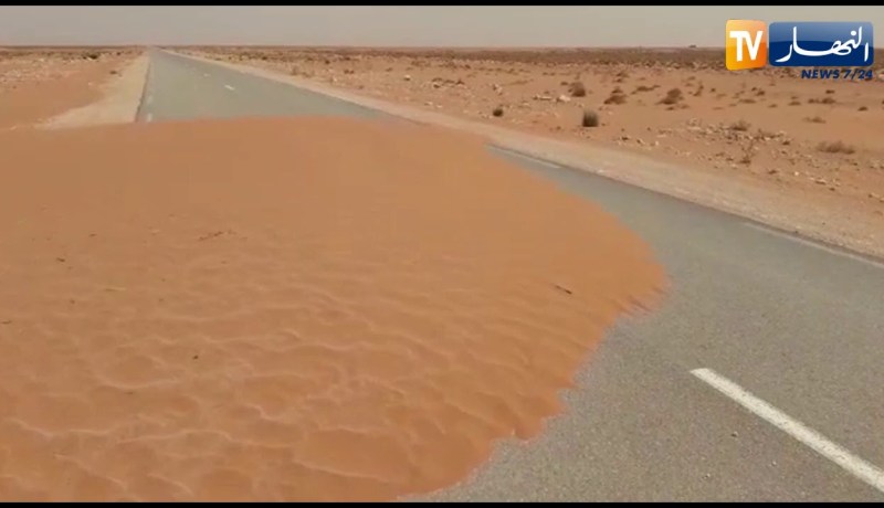 البيض: زحف الرمال يقطع الطريق الرابط بين قريتي برج لماي ومصباح بالخيثر