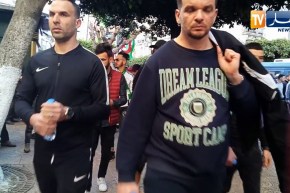 متظاهرون يؤدون صلاة العصر على الرصيف في العاصمة