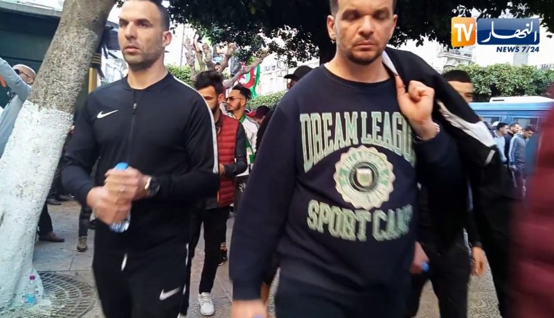 متظاهرون يؤدون صلاة العصر على الرصيف في العاصمة