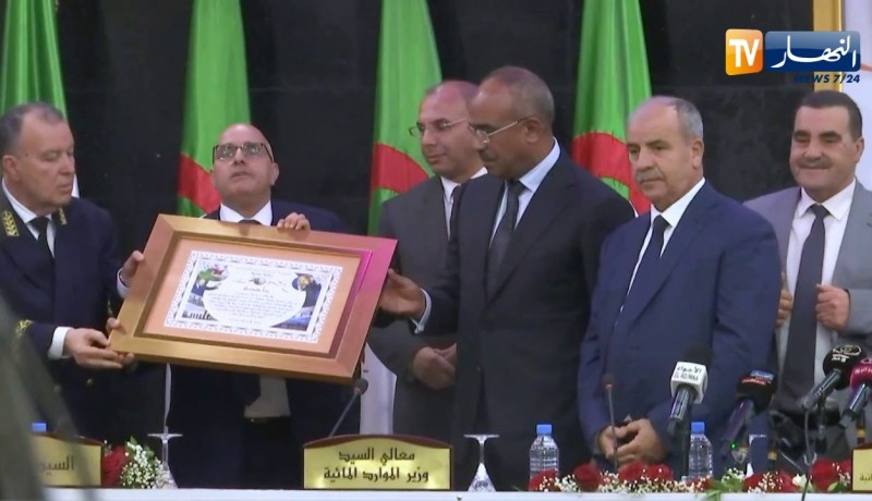 المجتمع المدني بعنابة يكرم الرئيس بوتفليقة ويدعوه للترشح للعهدة الخامسة