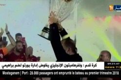 فيغولي يتسلم كأس البطولة رفقة ناديه غالطة سراي