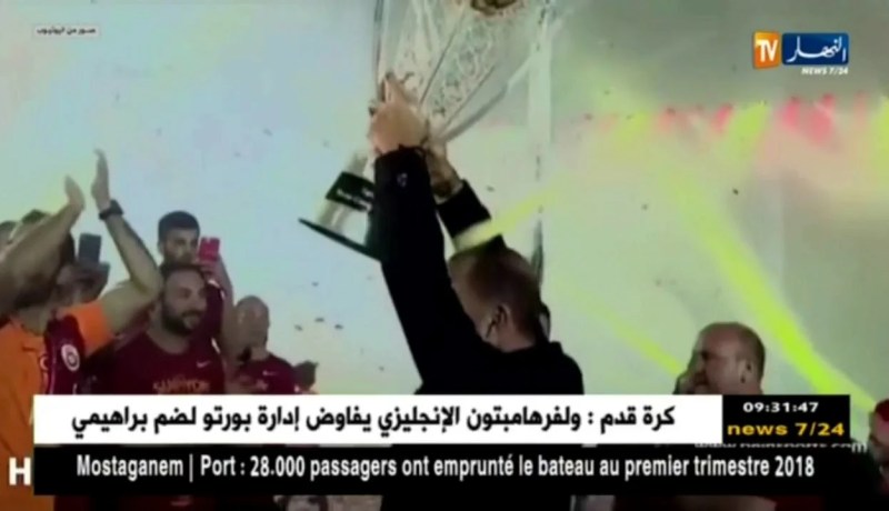 فيغولي يتسلم كأس البطولة رفقة ناديه غالطة سراي