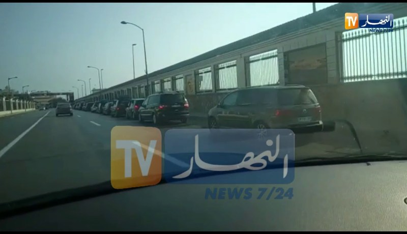 العاصمة: قرابة واحد كيلومتر من سيارات المغتربين يستعدون لمغادرة البلاد عبر الميناء!