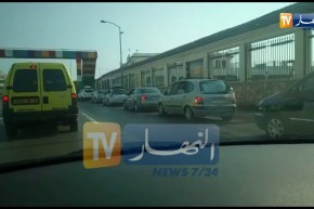 شاهد..طوابير المغتربين أمام ميناء الجزائر إستعدادا لمغادرة ارض الوطن