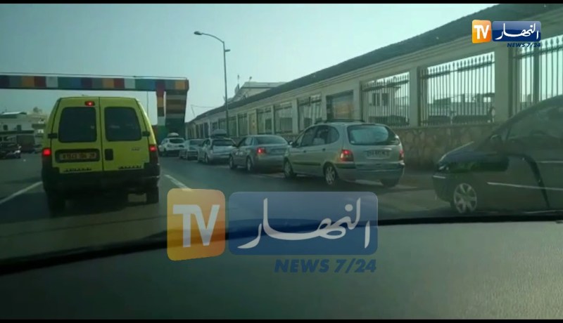 شاهد..طوابير المغتربين أمام ميناء الجزائر إستعدادا لمغادرة ارض الوطن
