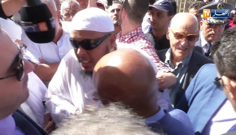 مواطن كفيف يطلب من زوخ بناء مدرسة قرآنية..شاهد