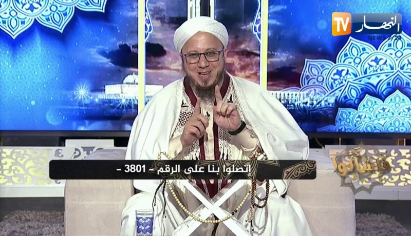 فاسألوا: حكم من سلم تسليمة واحدة في الصلاة ؟