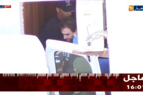 حصري للنهار..لحظة مغادرة “عبدو سمار” وشريكه لمحكمة بئر مراد رايس لإيداعهما الحبس المؤقت