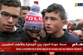 العاصمة : تلاميذ ثانوية بالسويدانية يخرجون إلى الشارع تضامنا مع أساتذتهم