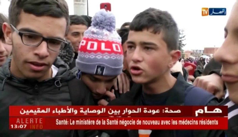 العاصمة : تلاميذ ثانوية بالسويدانية يخرجون إلى الشارع تضامنا مع أساتذتهم